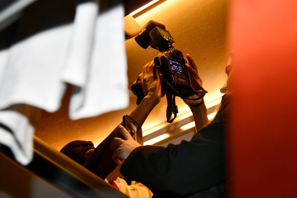 Imagini tari surprinse de GSP în autocarul CFR-ului: „S-audă Europa, CFR-ul a luat Cupa!” » Camora și jucătorii cântă și dansează, Louis Munteanu cu look a la Lamine Yamal