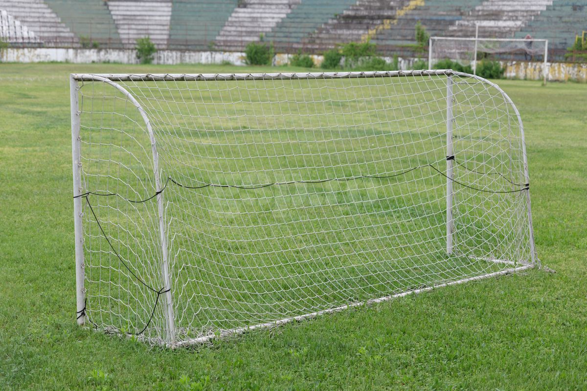 Fotbalul renaște la periferia orașului care dădea echipă în Liga 1 » Vechiul stadion e în paragină, înghițit de natură!