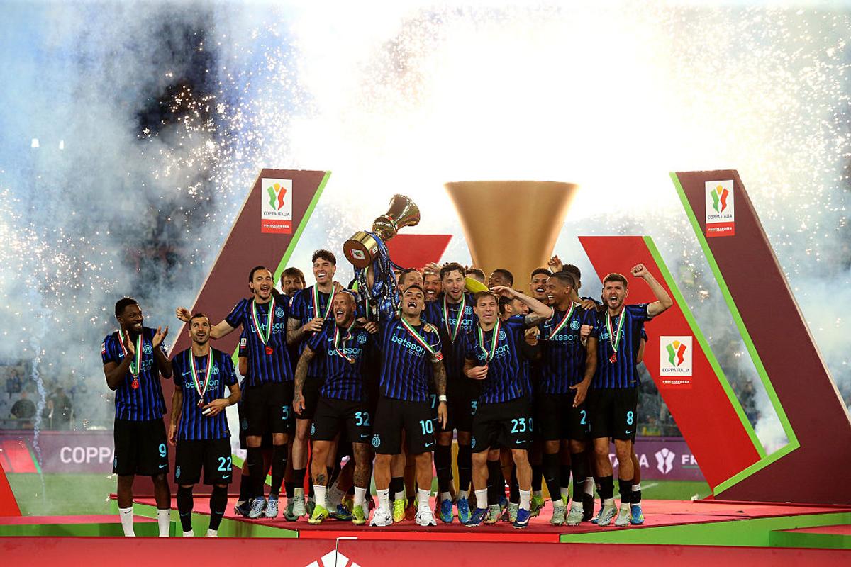 Gestul nemaivăzut făcut de Cristi Chivu, în timp ce jucătorii lui Inter ridicau trofeul