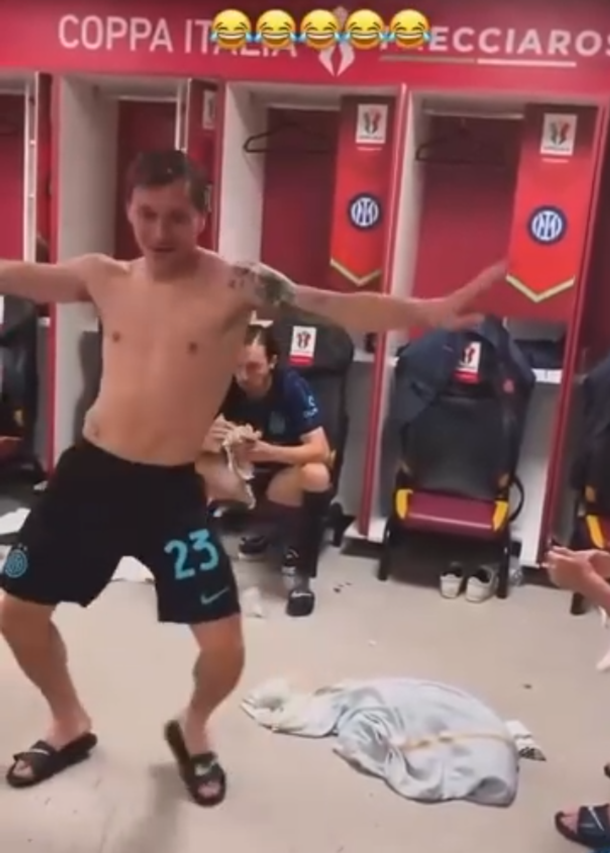 Dans „sexy” în vestiarul lui Inter după eventul reușit de Cristi Chivu » Imaginile cu Barella au devenit virale