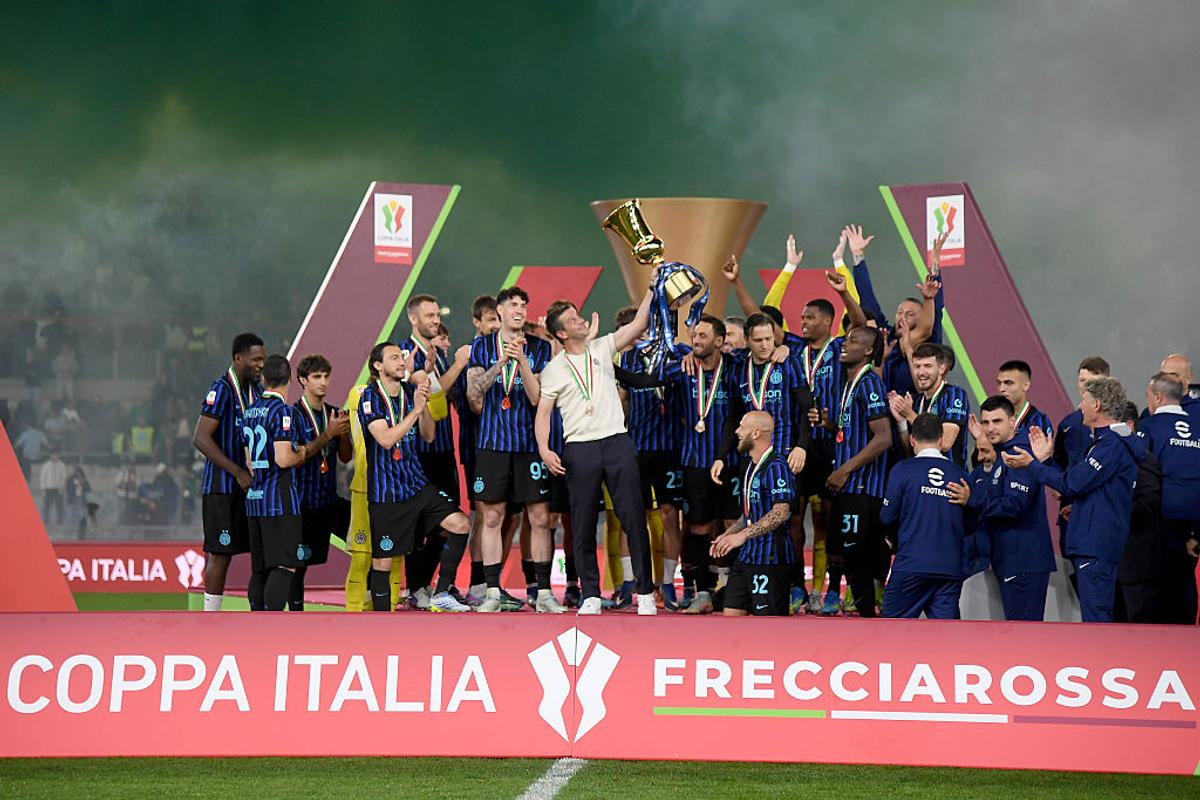 Gestul nemaivăzut făcut de Cristi Chivu, în timp ce jucătorii lui Inter ridicau trofeul