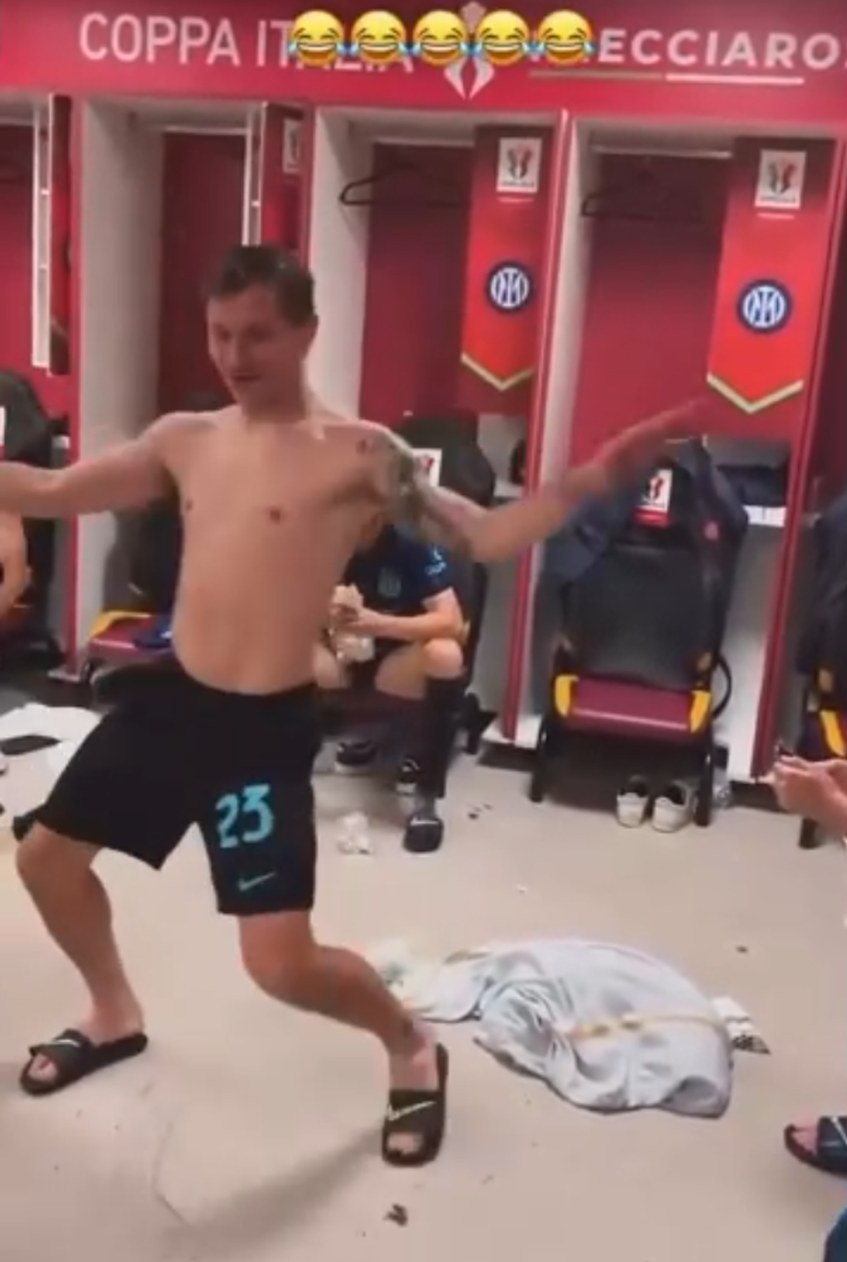 Dans „sexy” în vestiarul lui Inter după eventul reușit de Cristi Chivu » Imaginile cu Barella au devenit virale