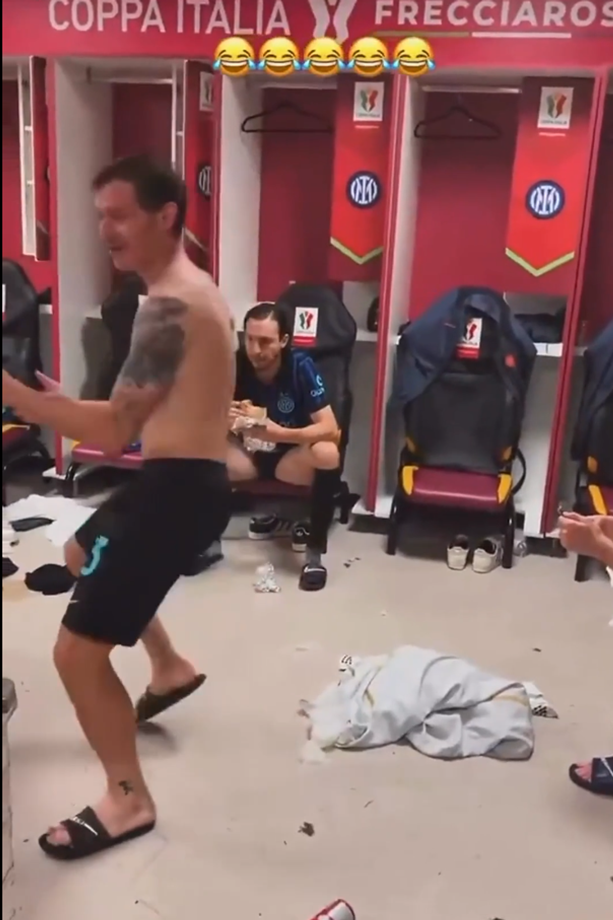 Dans „sexy” în vestiarul lui Inter după eventul reușit de Cristi Chivu » Imaginile cu Barella au devenit virale