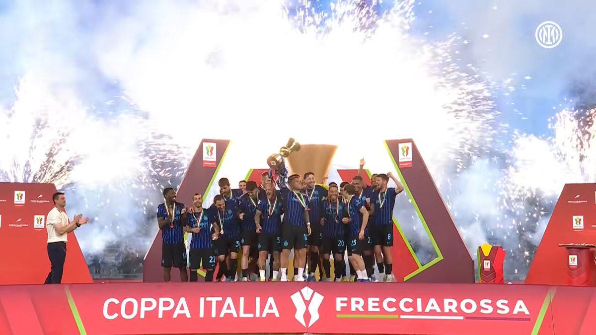 Gestul nemaivăzut făcut de Cristi Chivu, în timp ce jucătorii lui Inter ridicau trofeul