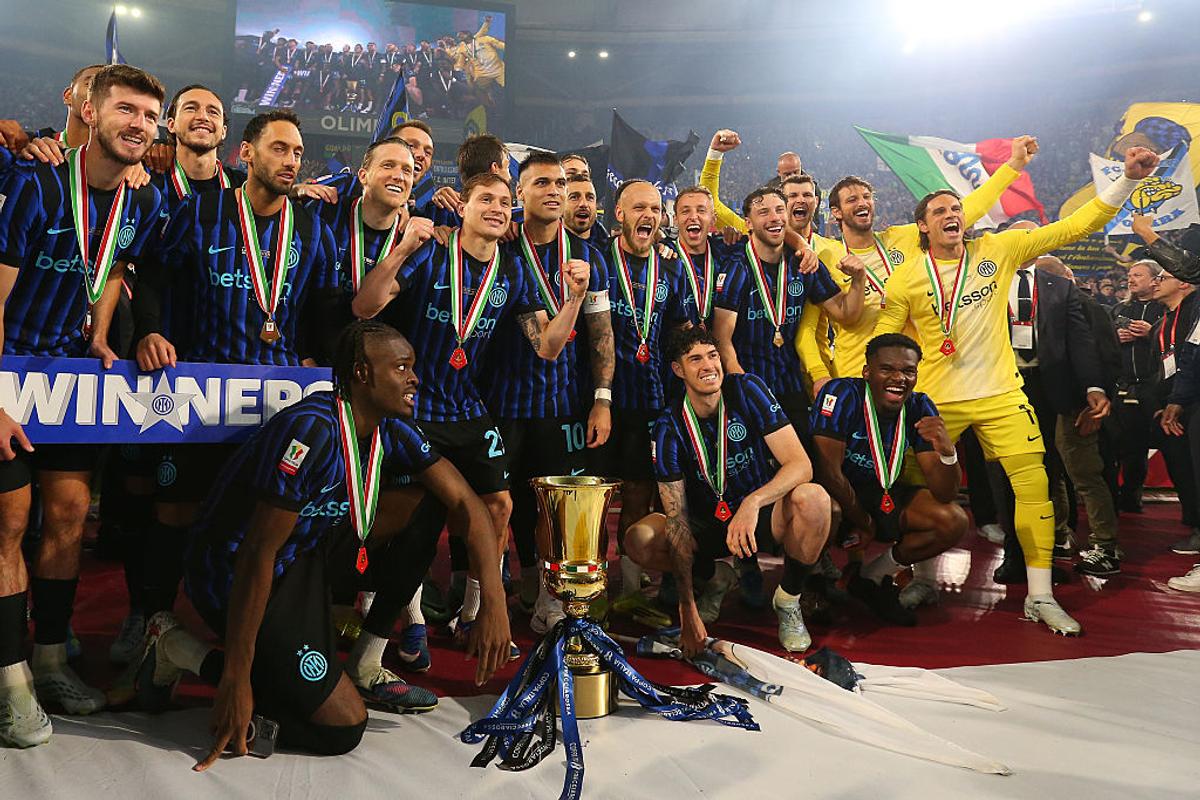 Gestul nemaivăzut făcut de Cristi Chivu, în timp ce jucătorii lui Inter ridicau trofeul