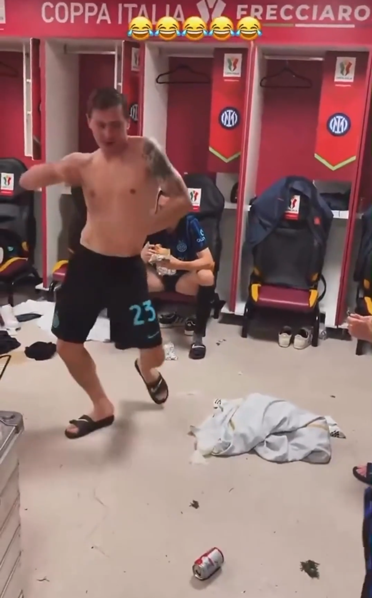 Dans „sexy” în vestiarul lui Inter după eventul reușit de Cristi Chivu » Imaginile cu Barella au devenit virale