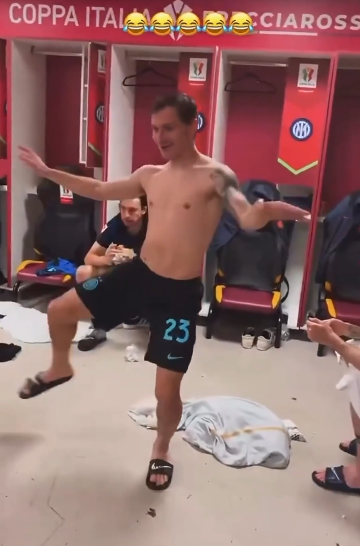 Dans „sexy” în vestiarul lui Inter după eventul reușit de Cristi Chivu » Imaginile cu Barella au devenit virale