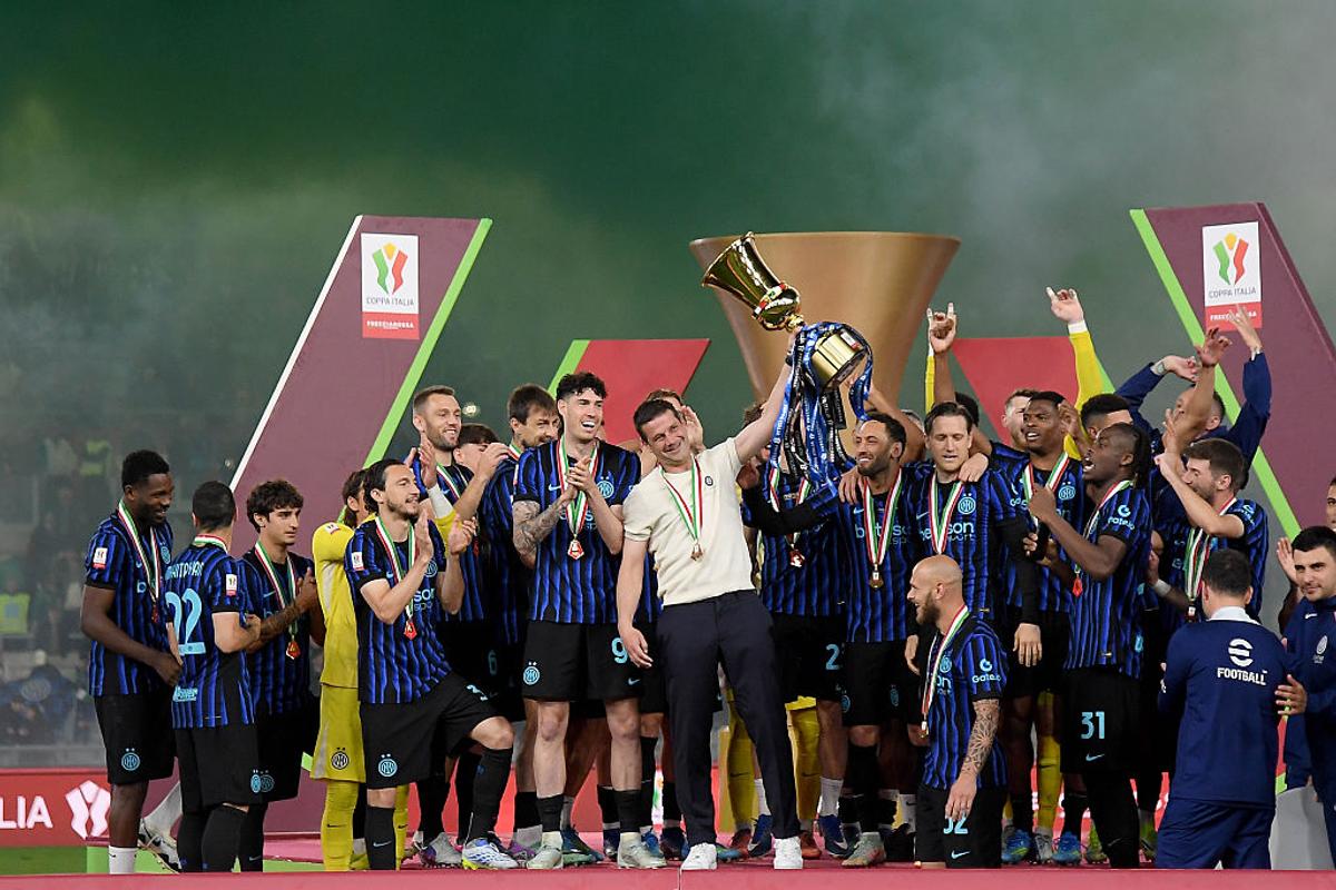 Gestul nemaivăzut făcut de Cristi Chivu, în timp ce jucătorii lui Inter ridicau trofeul