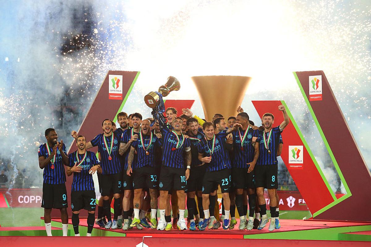 Gestul nemaivăzut făcut de Cristi Chivu, în timp ce jucătorii lui Inter ridicau trofeul