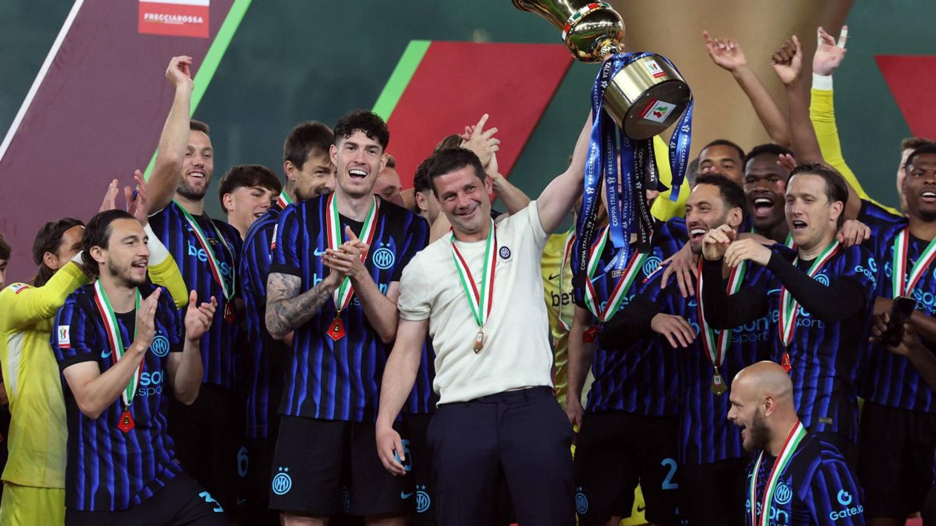 Cristi Chivu, antrenor Inter, discutând tacticile în timpul unui meci din Liga Campionilor, concentrat pe strategia echipei sale. | sursa foto: Gazeta Sporturilor