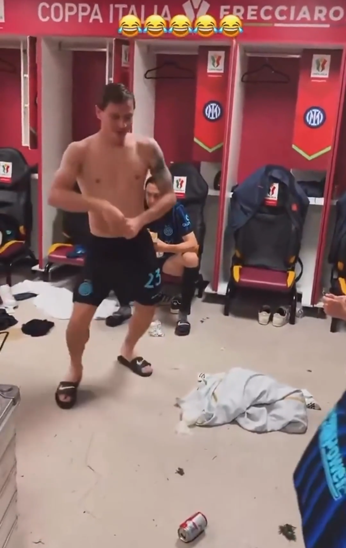 Dans „sexy” în vestiarul lui Inter după eventul reușit de Cristi Chivu » Imaginile cu Barella au devenit virale