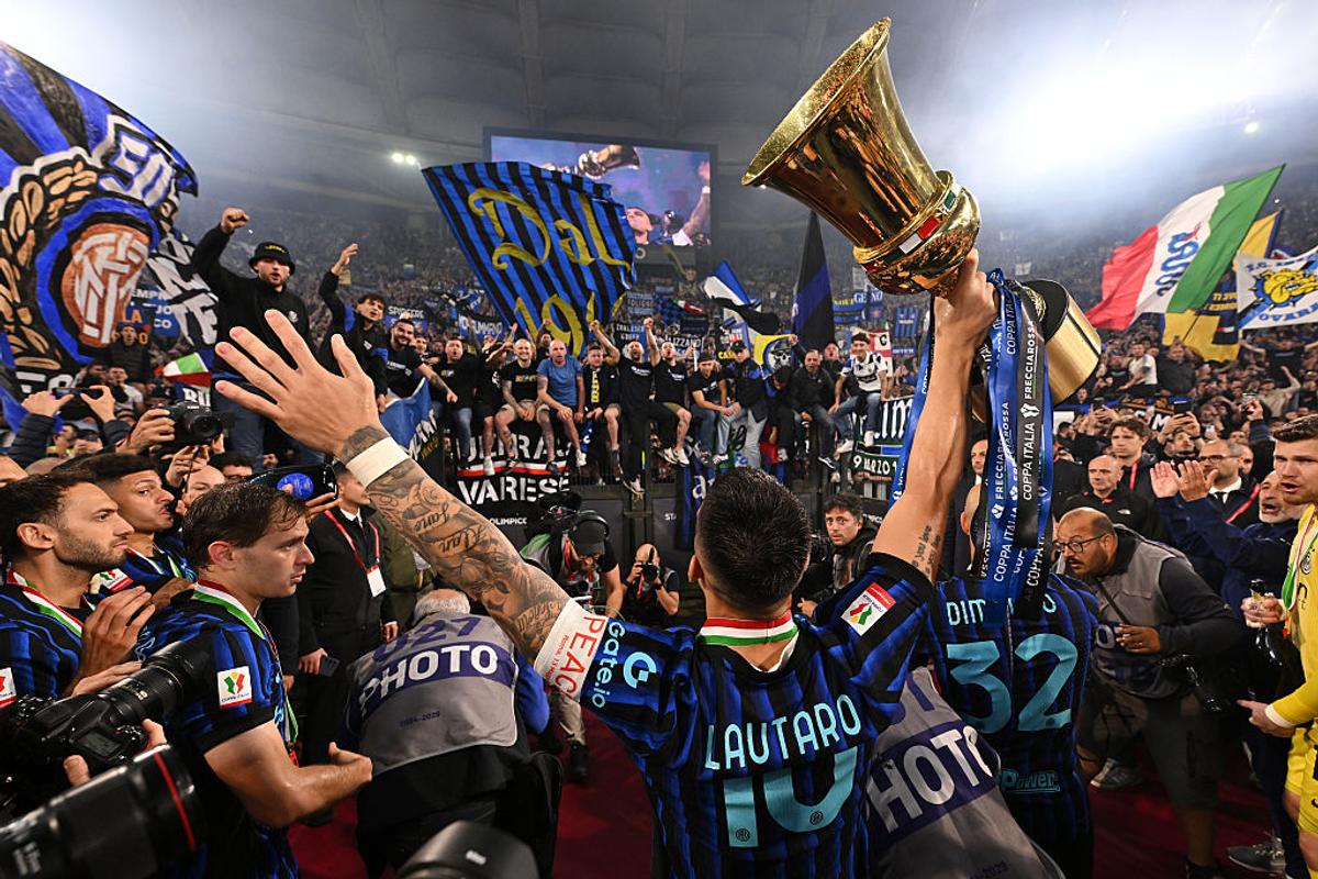 Gestul nemaivăzut făcut de Cristi Chivu, în timp ce jucătorii lui Inter ridicau trofeul
