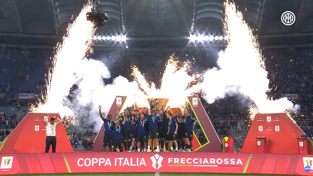Gestul nemaivăzut făcut de Cristi Chivu, în timp ce jucătorii lui Inter ridicau trofeul