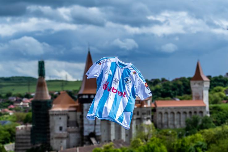 Corvinul și-a prezentat echipamentul pentru sezonul următor de Superliga / FOTO: Facebook @Corvinul