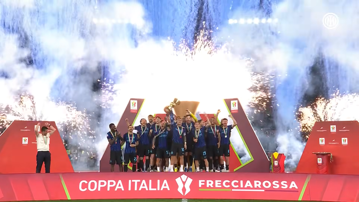 Gestul nemaivăzut făcut de Cristi Chivu, în timp ce jucătorii lui Inter ridicau trofeul