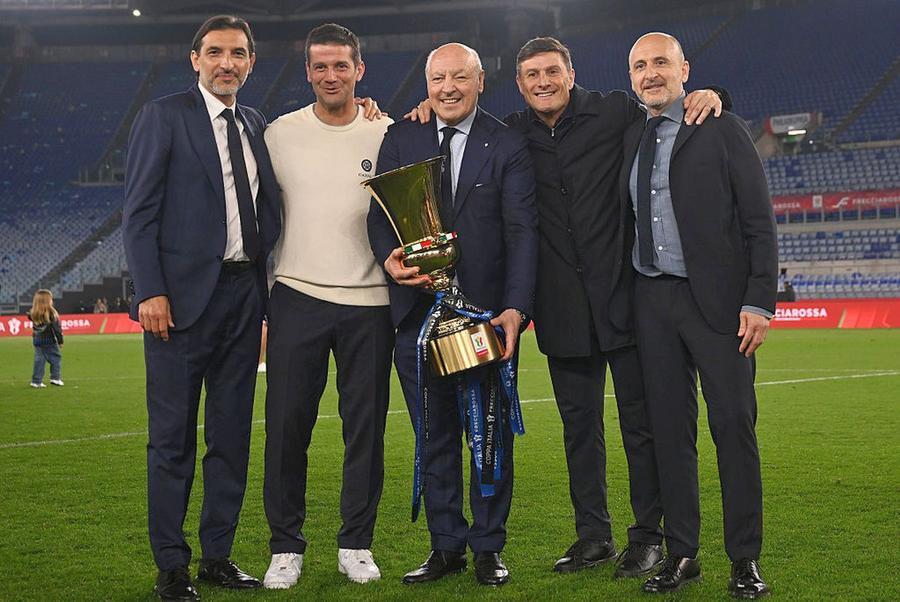 Giuseppe Marotta, președintele nerazzurrilor, cu Cupa Italiei în mână/ foto Getty Images 150 de milioane de euro pentru un Inter de top în Liga Campionilor » Cei trei titulari pe care-i vrea Cristi Chivu