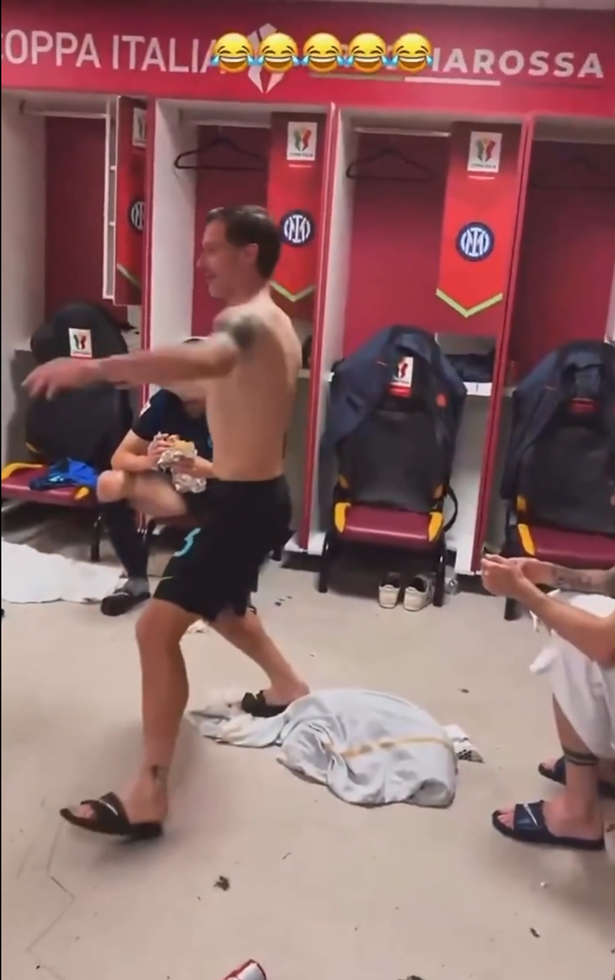 Dans „sexy” în vestiarul lui Inter după eventul reușit de Cristi Chivu » Imaginile cu Barella au devenit virale