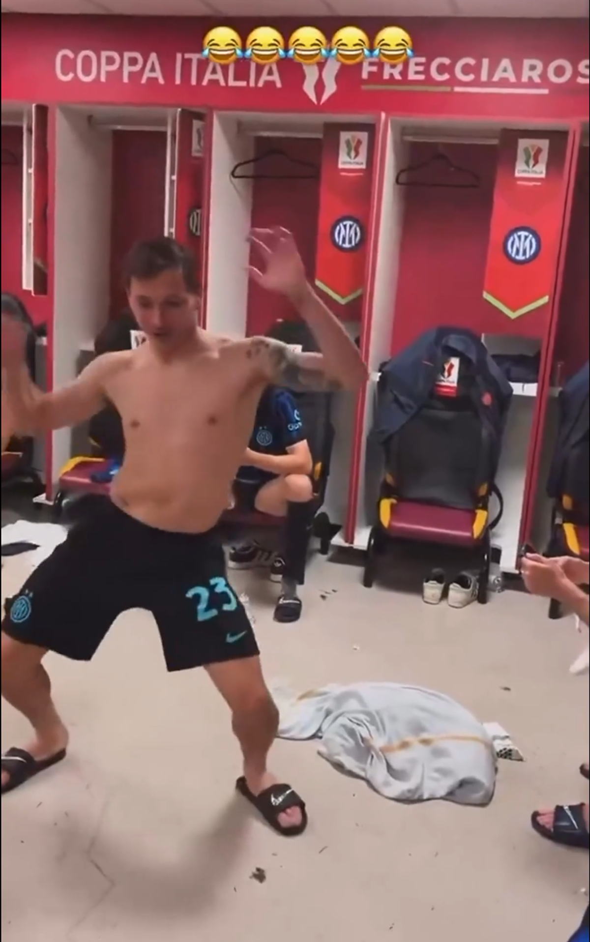 Dans „sexy” în vestiarul lui Inter după eventul reușit de Cristi Chivu » Imaginile cu Barella au devenit virale