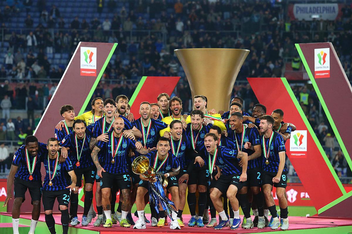 Gestul nemaivăzut făcut de Cristi Chivu, în timp ce jucătorii lui Inter ridicau trofeul