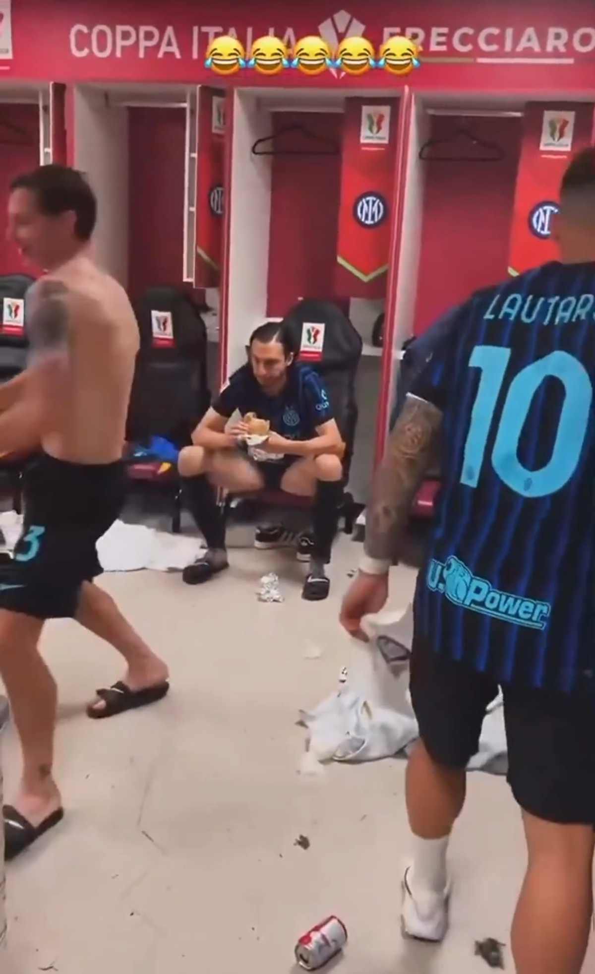 Dans „sexy” în vestiarul lui Inter după eventul reușit de Cristi Chivu » Imaginile cu Barella au devenit virale