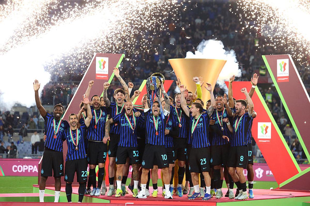 Gestul nemaivăzut făcut de Cristi Chivu, în timp ce jucătorii lui Inter ridicau trofeul