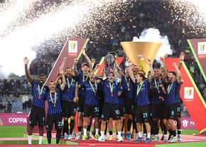 Gestul nemaivăzut făcut de Cristi Chivu, în timp ce jucătorii lui Inter ridicau trofeul