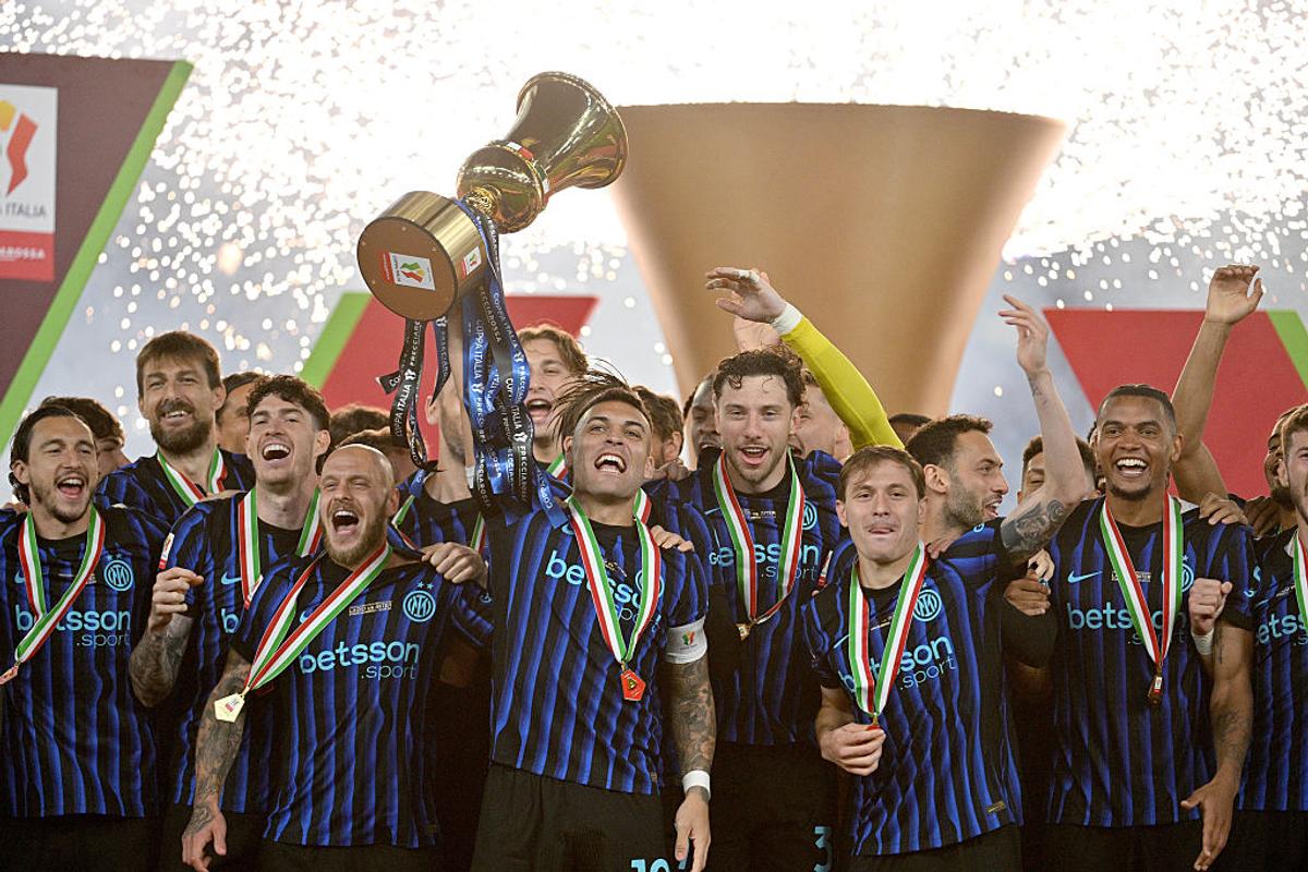 Gestul nemaivăzut făcut de Cristi Chivu, în timp ce jucătorii lui Inter ridicau trofeul