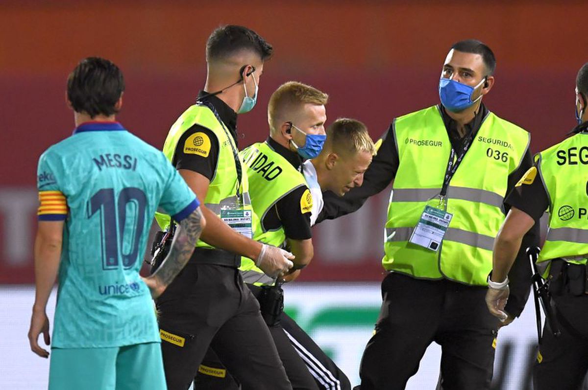 FOTO + VIDEO Moment incredibil în Mallorca - Barcelona! Un fan a intrat pe teren, deși s-a jucat fără spectatori, pentru a-l vedea de aproape pe Messi! A fost scos în lacrimi de stewarzi