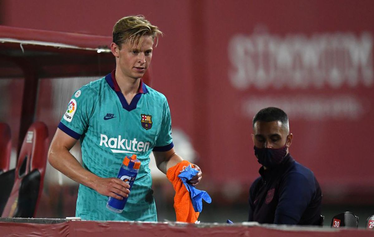 FOTO + VIDEO Moment incredibil în Mallorca - Barcelona! Un fan a intrat pe teren, deși s-a jucat fără spectatori, pentru a-l vedea de aproape pe Messi! A fost scos în lacrimi de stewarzi