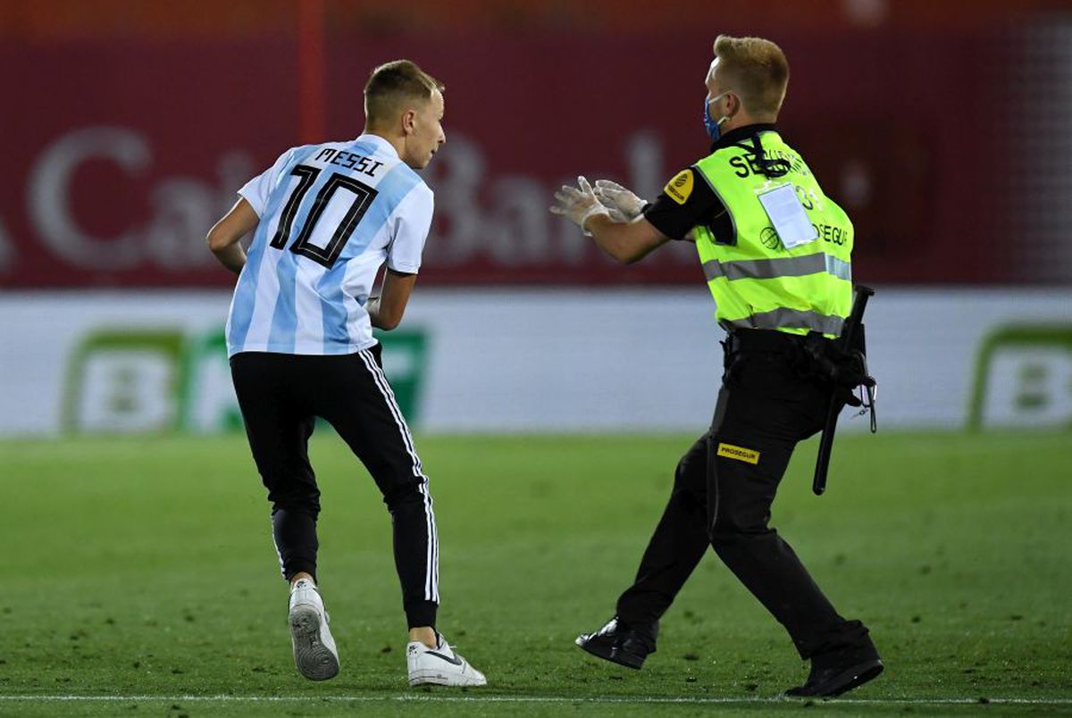 Planul „invadatorului” din meciul Mallorca - Barcelona: Cum a trecut de toate filtrele și cum au reacționat Messi și Jordi Alba când a ajuns lângă ei