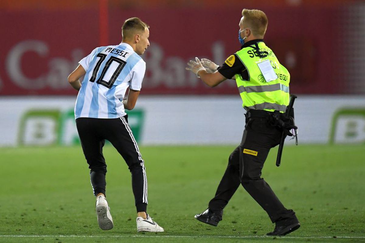 Planul „invadatorului” din meciul Mallorca - Barcelona: Cum a trecut de toate filtrele și cum au reacționat Messi și Jordi Alba când a ajuns lângă ei