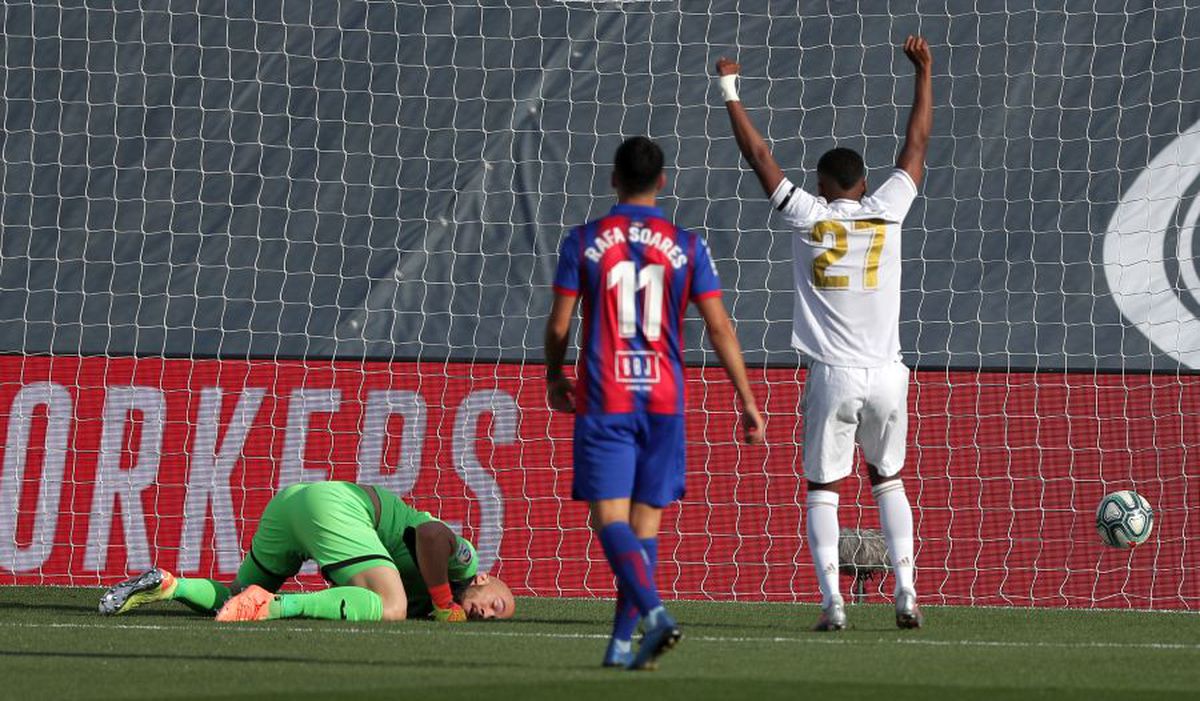VIDEO + FOTO Real Madrid se menține aproape de Barcelona! Victorie lejeră cu Eibar, 3-1