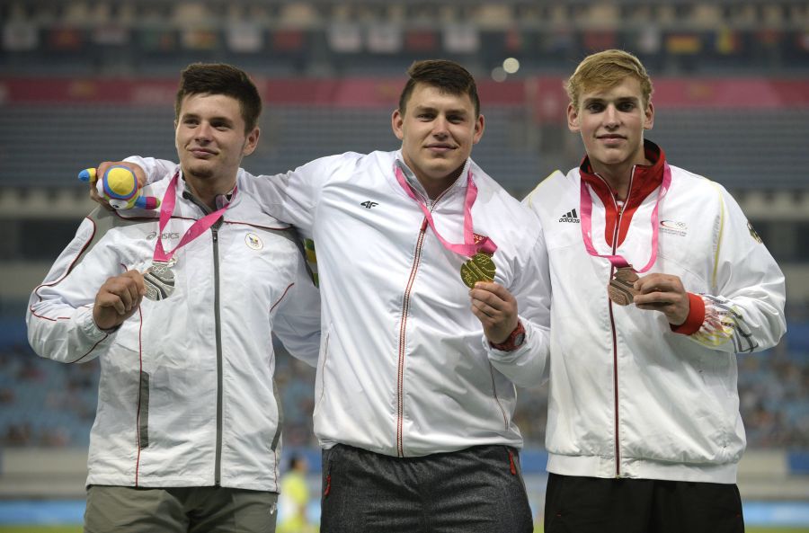 Rareș Toader (primul din stânga), alături de polonezul Bukowiecki și de neamțul Howe pe podiumul olimpic de tineret de la Ninanjing FOTO IMAGO Povestea tumultoasă a lui Rareș Toader, atletul care a doborât recordul național și s-a calificat la Tokyo