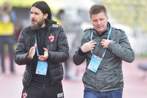 Mario Nicolae (director sportiv Dinamo, în stânga) și Dusan Uhrin jr (antrenor Dinamo) // foto: Imago