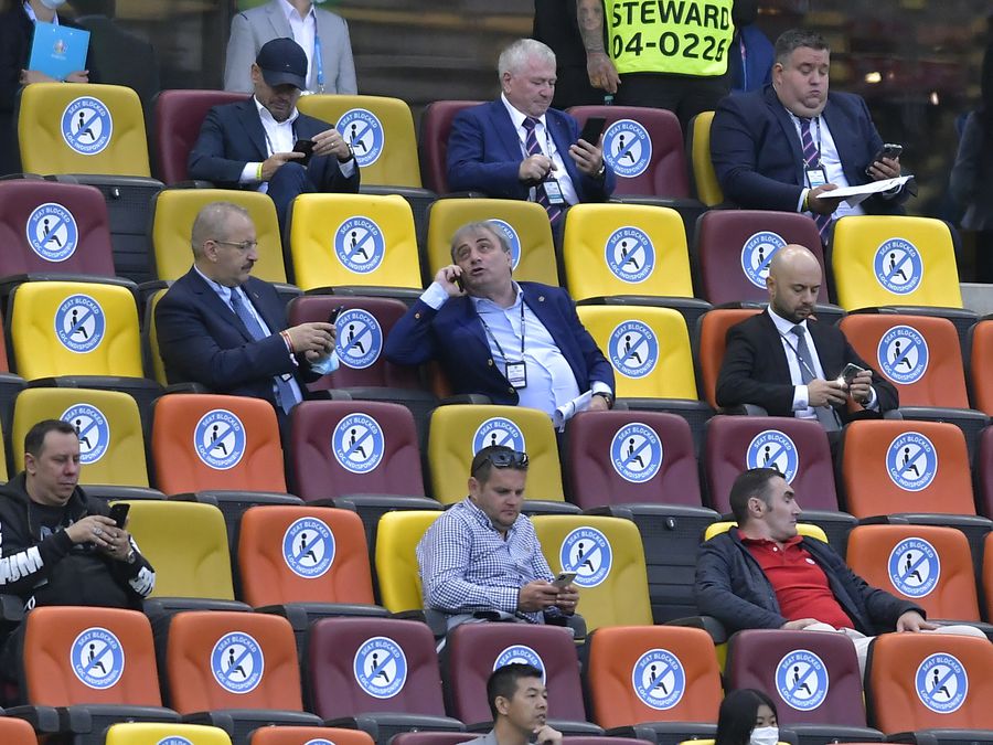 Scene incredibile pe Arena Națională » Șeful DNA, politicienii și FRF au stat la VIP! Hagi, Gică Popescu și Dorinel, umiliți și trimiși la tribuna a II-a!