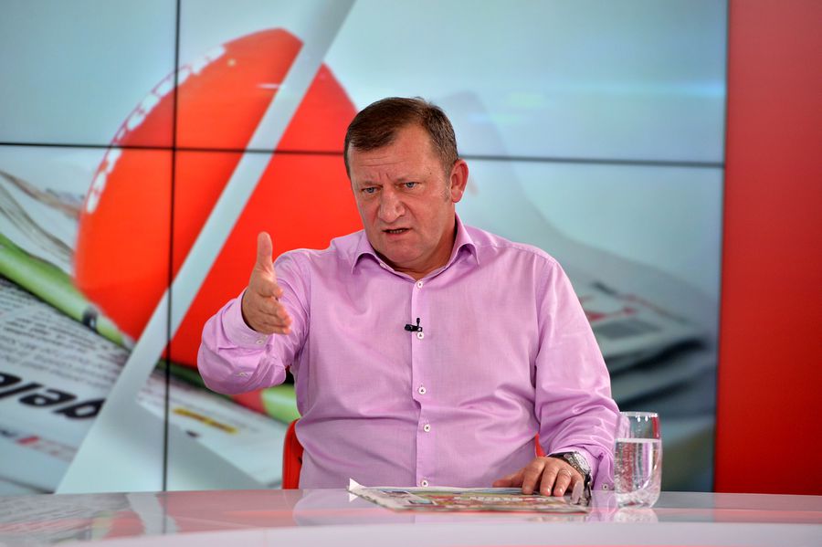 Dorinel Munteanu, recordmanul de prezențe în naționala României Scene incredibile pe Arena Națională » Șeful DNA, politicienii și FRF au stat la VIP! Hagi, Gică Popescu și Dorinel, umiliți și trimiși la tribuna a II-a!