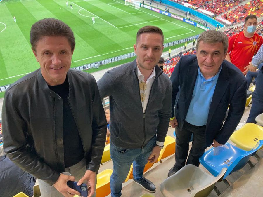 Popescu și Hagi au făcut poze cu spectatorii de la tribuna 2 Scene incredibile pe Arena Națională » Șeful DNA, politicienii și FRF au stat la VIP! Hagi, Gică Popescu și Dorinel, umiliți și trimiși la tribuna a II-a!