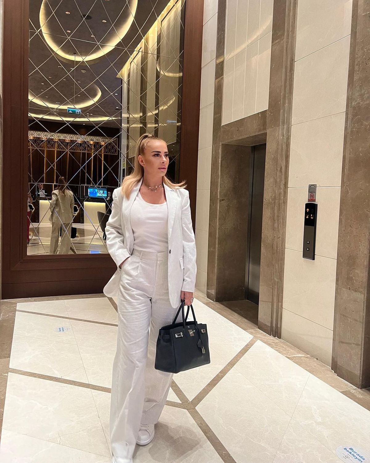 Anamaria Prodan conduce cu peste 200 km/h