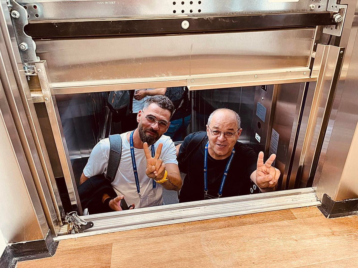 Imagine antologică în Giulești » Comentatorii meciului, blocați în lift: „Genial! Am răzbit și am vrea 3 puncte acum”