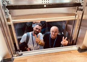 Imagine antologică în Giulești » Comentatorii meciului, blocați în lift: „Genial! Am răzbit și am vrea 3 puncte acum”