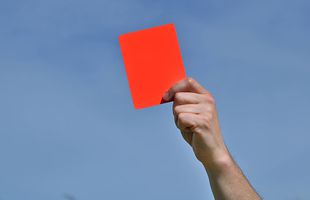 Un arbitru a murit la spital, după ce a fost bătut pentru că a arătat un cartonaș roșu!