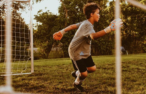 10 sfaturi despre cum să-ți înveți copilul să joace fotbal și să se distreze cât mai mult