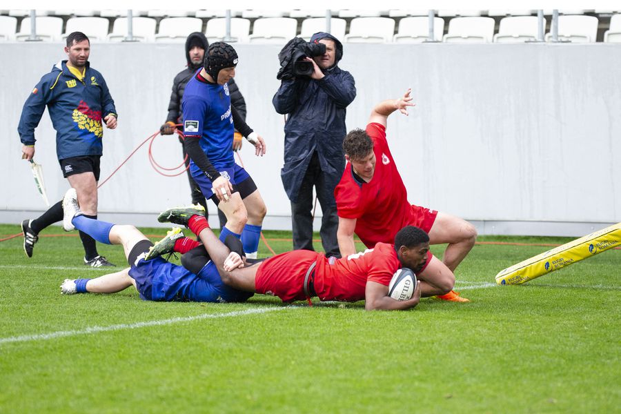 Damian Bonaparte înscriind unul dintre cele trei eseuri pe care le-a reușit în înfruntarea dintre Dinamo și CS Politehnica Iași, din Liga Națională // FOTO sportpictures Sud-africanul venit să fie campion în România: „Femeile voastre au talent. Îmi place că aici nu mă uit cu teamă în spate”