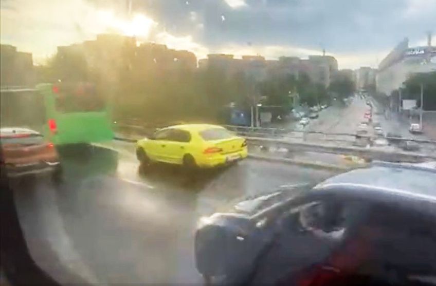 Furtuna din București a provocat cozi fără sfârșit în trafic, inclusiv în zona arenei din Giulești, locul unde se va desfășura meciul Muntenegru - România.