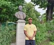 Lângă statuia poetului național, Mihai Eminescu FOTO Eduard Apostol
