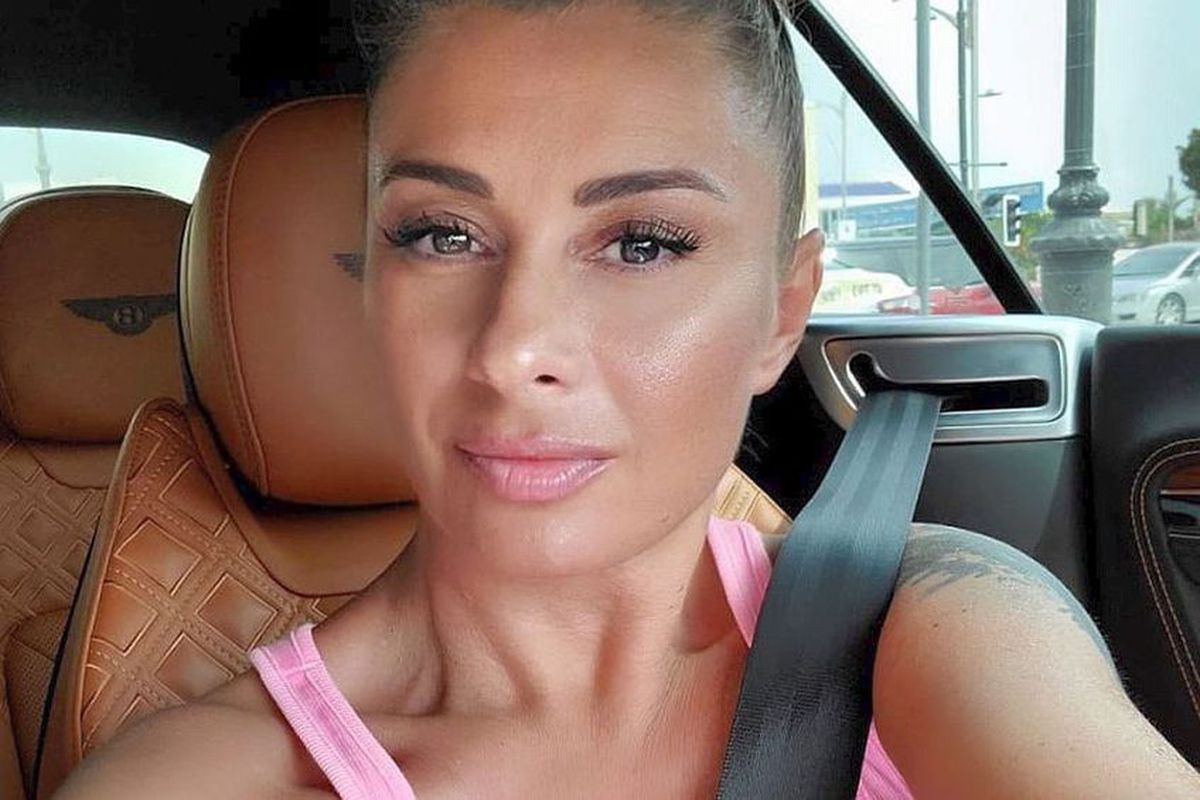 Anamaria Prodan conduce cu peste 200 km/h