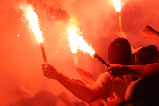 Materialele pirotehnice ale ultrașilor au aprins peluzele din Giulești / Sursă foto: Alexandra Fechete / GSP.ro