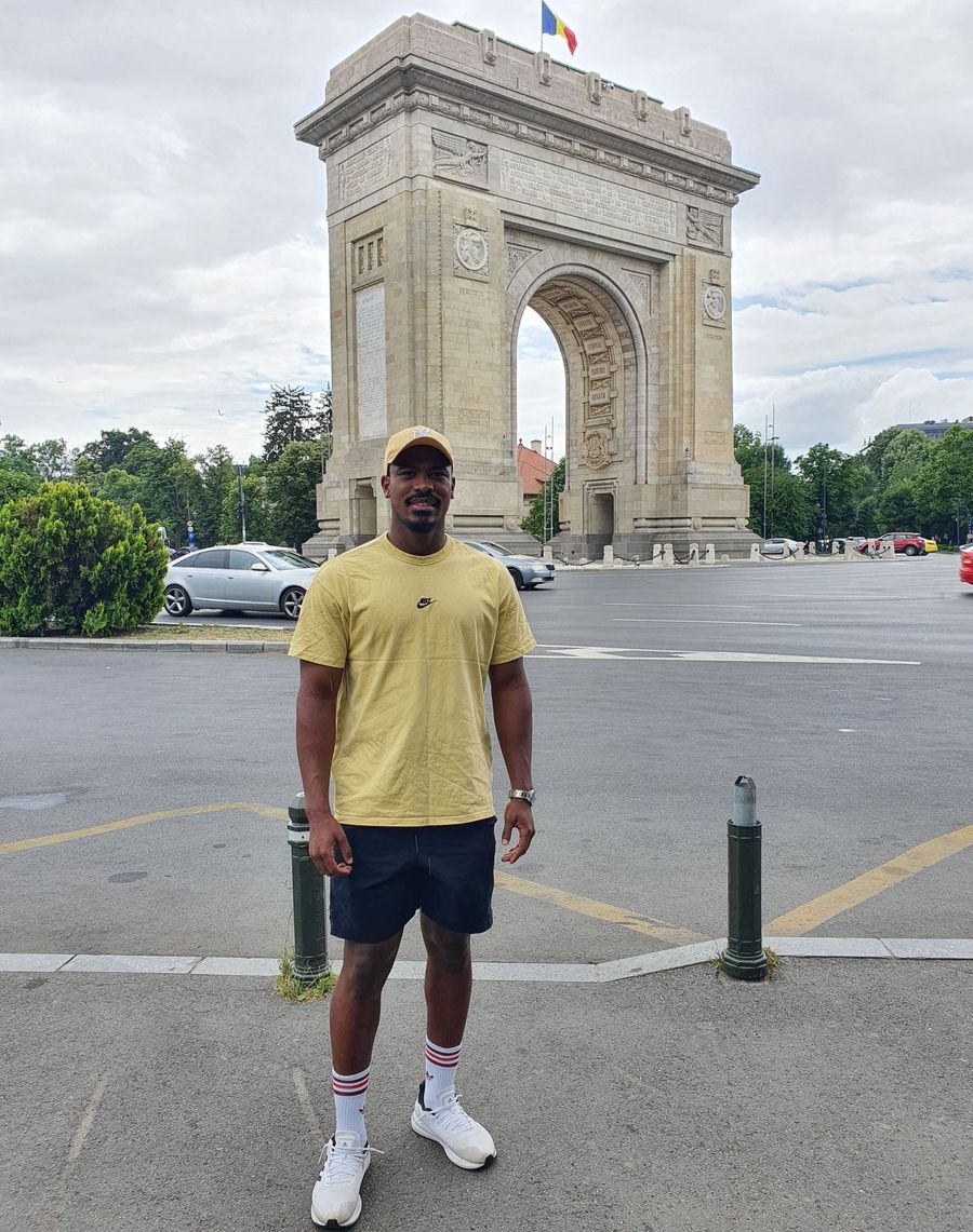 Bonaparte pozează cu Arcul de Triumf în fundal // FOTO Eduard Apostol Sud-africanul venit să fie campion în România: „Femeile voastre au talent. Îmi place că aici nu mă uit cu teamă în spate”