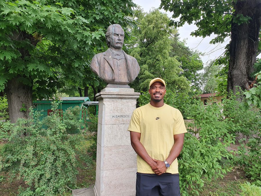 Lângă statuia poetului național, Mihai Eminescu FOTO Eduard Apostol Sud-africanul venit să fie campion în România: „Femeile voastre au talent. Îmi place că aici nu mă uit cu teamă în spate”