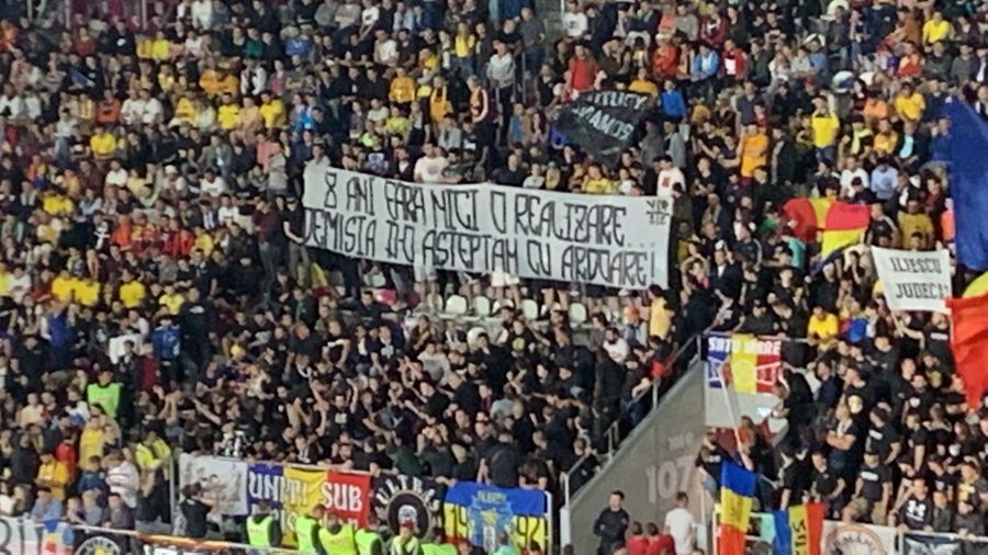 Atmosfera senzațională în Giulești » Zeci de torțe aprinse de fanii Rapidului + Cine a fost „ținta” ultrașilor